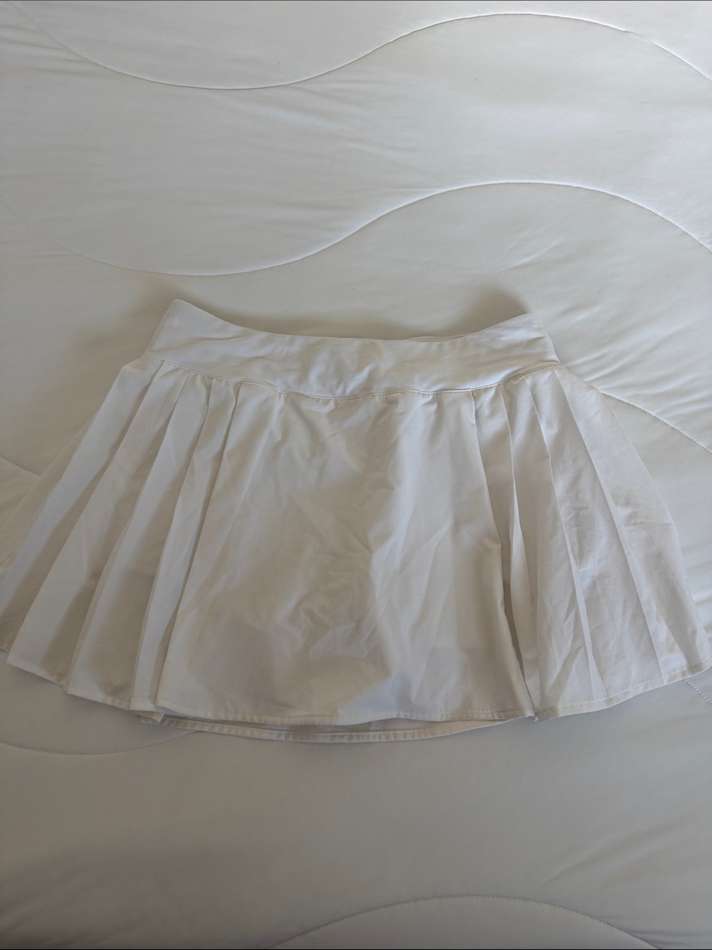 lululemon athletica White Pleated Active Skirt with shorts and pockets